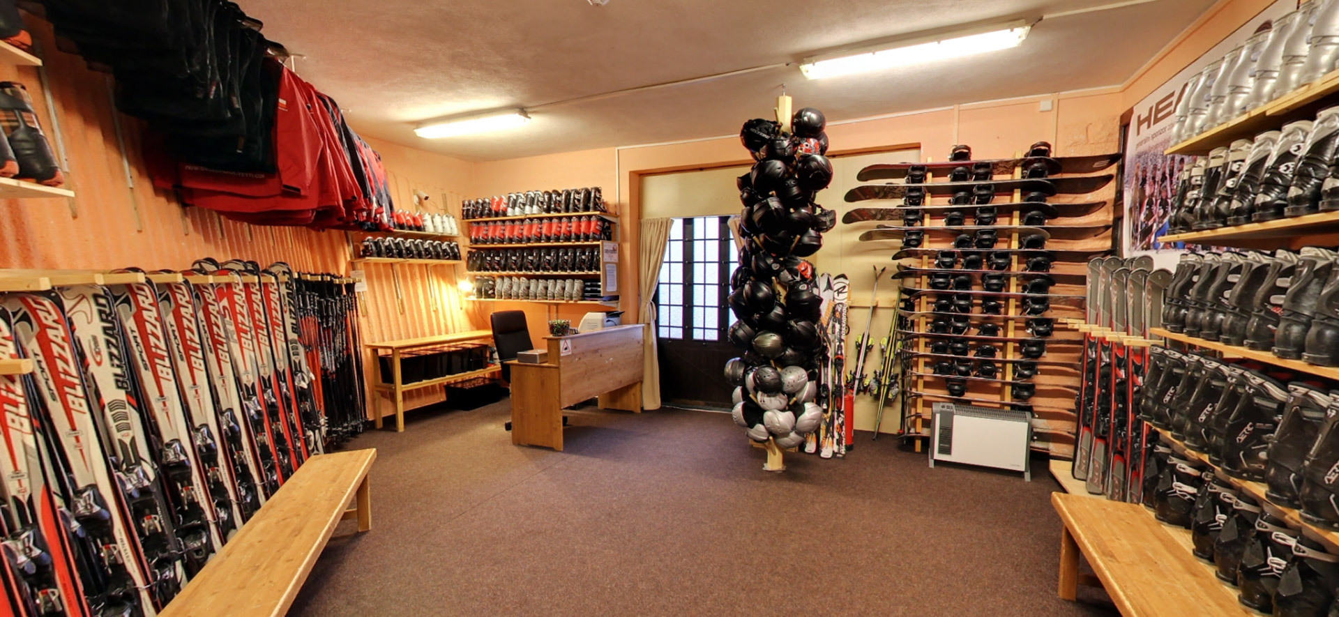 Půjčovna lyž&iacute;