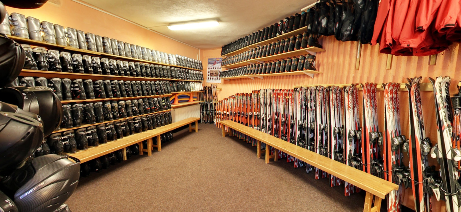 Půjčovna lyž&iacute;